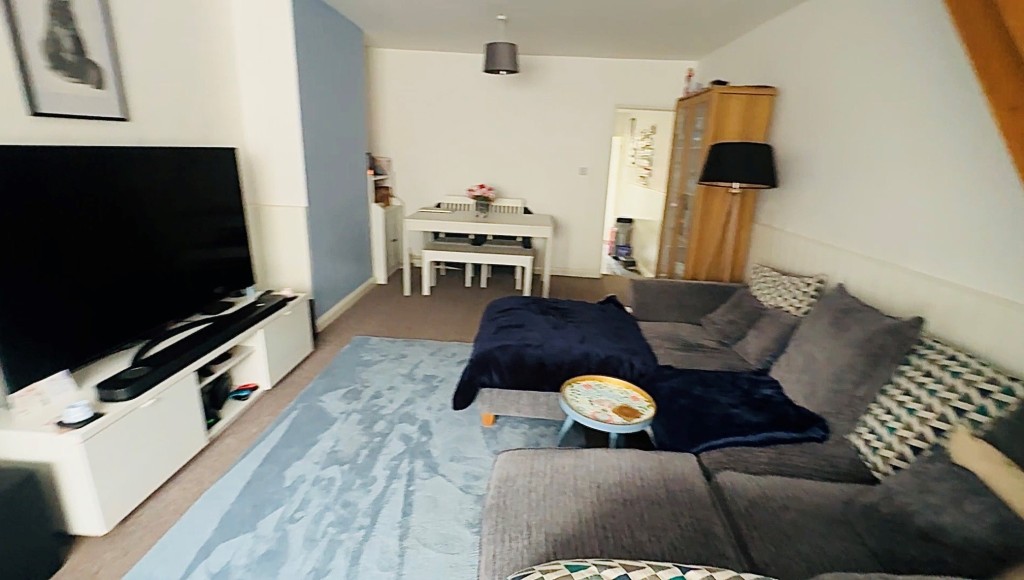 Lot: 137 - THREE-BEDROOM HOUSE FOR INVESTMENT - Living room